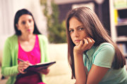 Профессиональный психолог работает с девочкой-подростком